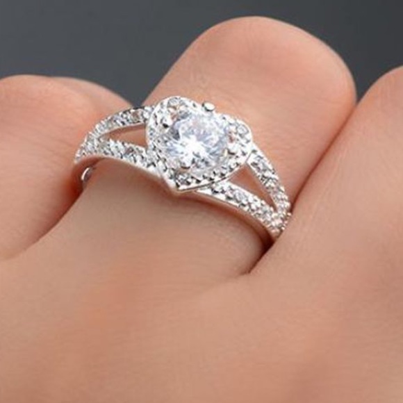 Gorgeous Crystal Heart 925 Sterling Silver ring - Picture 7 of 9